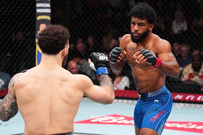 자코비 스미스(오른쪽). 사진=UFC