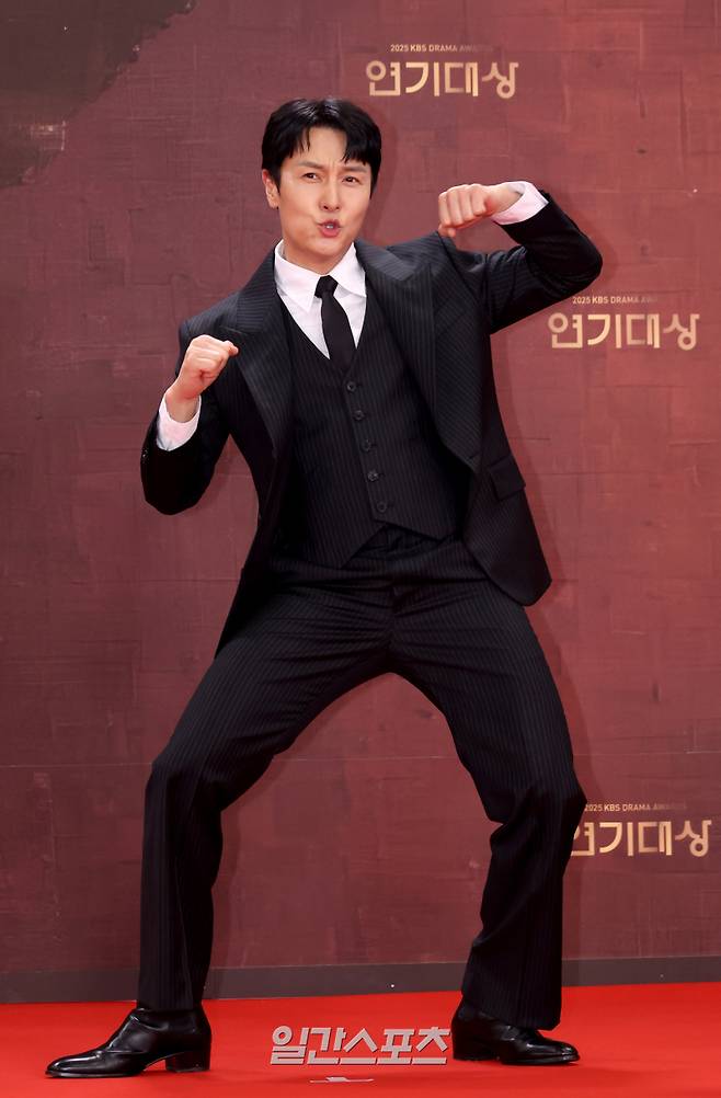 김동완이 31일 오후 서울 영등포구 여의도 KBS신관에서 진행된 '2025 KBS연기대상' 레드카펫 행사에 참석하고 있다. 김민규 기자 mgkim1@edaily.co.kr /2025.12.31/