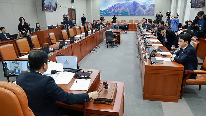 국회 운영위원장인 더불어민주당 한병도 원내대표가 23일 국회에서 열린 운영위 전체회의에서 제432회국회(임시회) 회기 전체 의사일정 협의의 건 가결을 선언하고 있다.