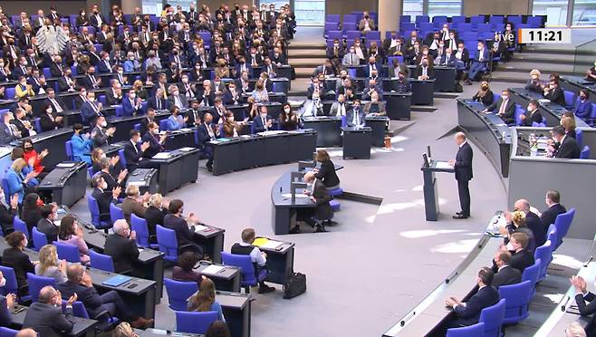 올라프 숄츠 독일 총리가 2022년 2월27일 러시아의 우크라이나 침공 3일 후 독일 연방 하원에서 '시대 전환(Zeitenwende)' 연설을 하는 장면. 국방비의 대폭 증액, 우크라이나 무기 지원, 러시아 에너지 의존 탈피 등 2차 세계대전 이후 유지해 온 독일의 국방·외교·에너지 정책을 전면 수정하는 내용을 담고 있다. / 독일 사회민주당 제공