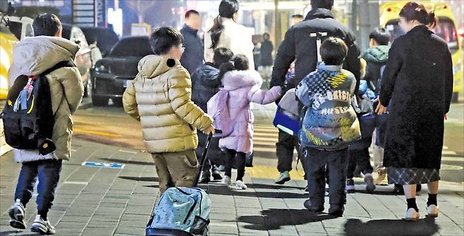 지난 5일 저녁 서울 대치동의 한 영어학원에서 초등학생들이 캐리어를 끌고 하원하고 있다. /이솔 기자