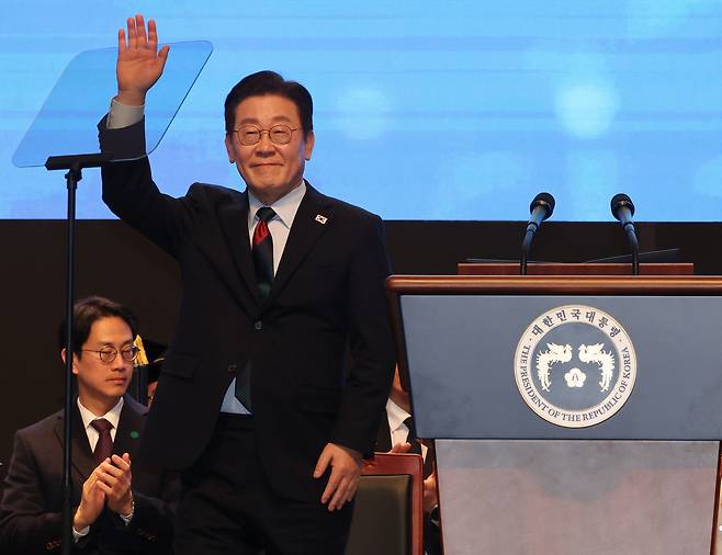 이재명 대통령이 지난 20일 오후 대전 카이스트에서 열린 카이스트(KAIST) 학위수여식에 참석해 손을 들어 인사하고 있다. 2026.02.20 청와대사진기자단