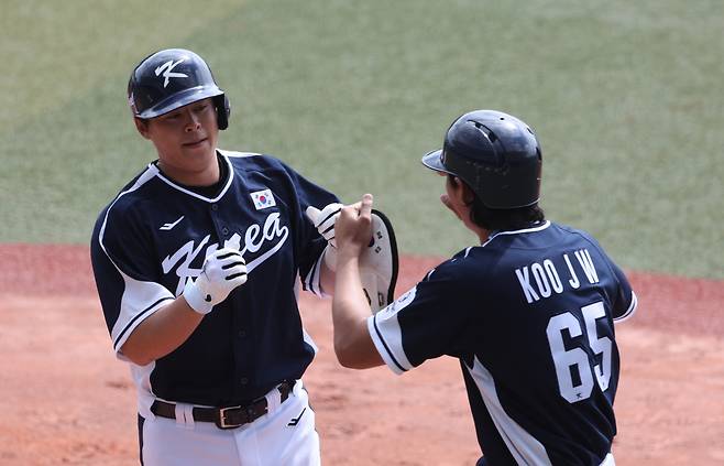‘빅딜’ 자축 야구국가대표팀 노시환(왼쪽)이 23일 일본 오키나와 가데나 구장에서 열린 한화와의 연습경기에서 투런 홈런을 친 뒤 구자욱과 함께 기뻐하고 있다. 가데나 | 연합뉴스
