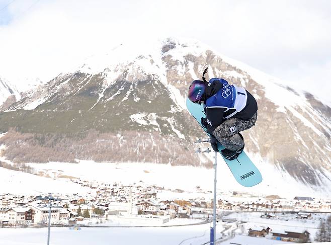 지난 11일(현지시간) 이탈리아 리비뇨 스노파크에서 열린 2026 밀라노·코르티나담페초 동계올림픽 스노보드 여자 하프파이프 예선에 출전한 최가온이 경기를 펼치고 있다. 연합뉴스
