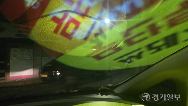 22일 오후 인천 미추홀구 도화동 일대 인근 주택가 골목에서 우회전 하려는 차량 위에 로고젝터가 비추면서 전면에 있는 보행자가 시야에서 가려지고 있다. 장민재 기자