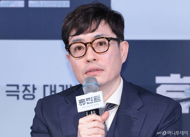 류승완 감독이 지난 4일 오후 서울 용산구 CGV용산아이파크몰에서 열린 영화 '휴민트' 언론배급시사회 및 기자간담회에 참석해 취재진 질문에 답하고 있다. /사진=뉴스1