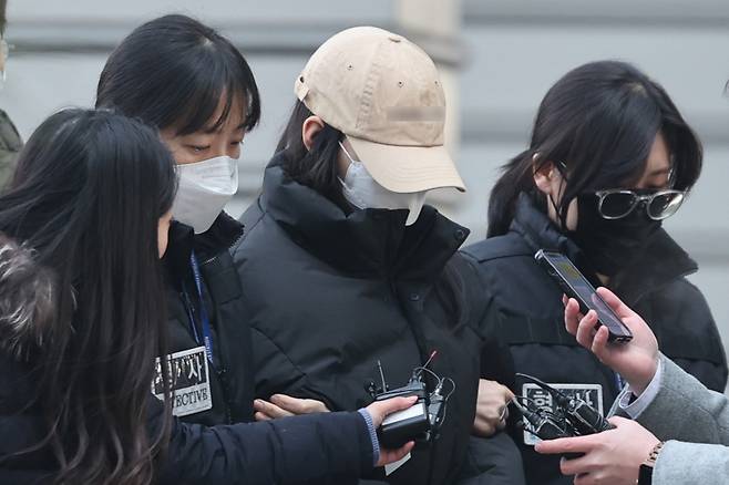 서울 강북구 모텔에서 약물을 섞은 음료로 타인을 숨지게 한 혐의를 받는 20대 여성이 12일 오전 도봉구 북부지방법원에서 열린 영장실질심사(구속 전 피의자 심문)에 출석하고 있다./사진=뉴스1.