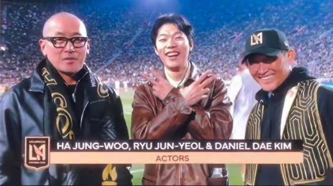 배우 하정우가 파격적인 삭발로 변신한 모습이 포착됐다. /사진=류준열 인스타그램