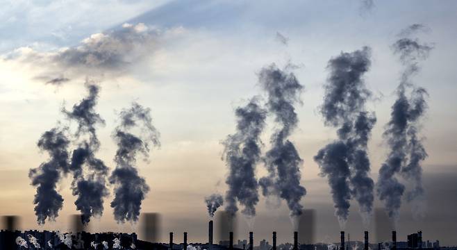 인천 서구 서인천복합화력발전소 굴뚝에 수증기가 뿜어져 나오고 있다. 인천=임세준 기자