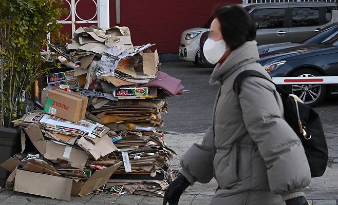 서울 용산구 한남동 한 거리에 쓰레기가 놓여 있다. 임세준 기자