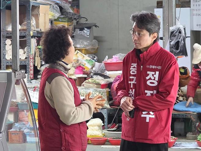 정장수(오른쪽) 대구 중구청장 예비후보가 중구 상인들과 소통을 하고 있다. 페이스북 캡쳐