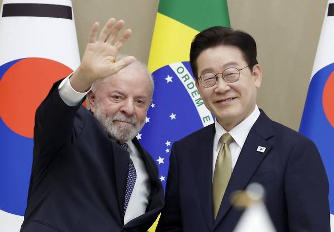 기념촬영하는 한-브라질 정상 - 이재명 대통령과 루이스 이나시우 룰라 다시우바 브라질 대통령이 23일 청와대에서 열린 확대 정상회담에서 기념촬영을 하고 있다. 연합뉴스
