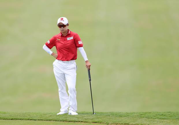 그린 경사를 파악하고 있는 김효주. 사진 제공=대홍기획