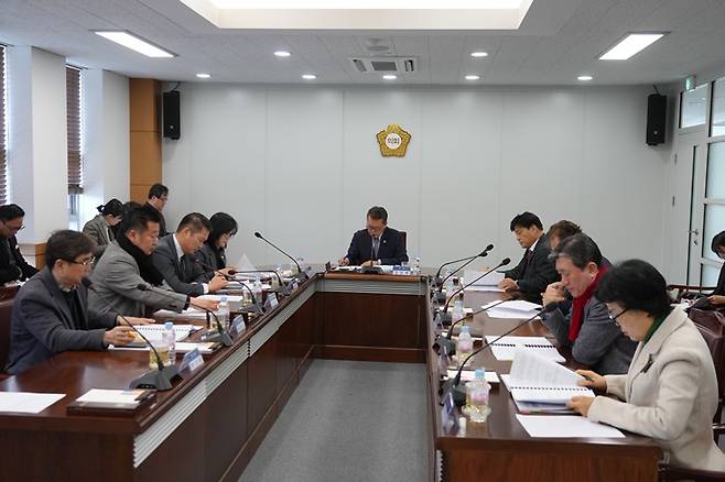 지난 20일 영천시의회는 의회 간담회장에서 2월 정례간담회를 열고 시정 현안과 의원발의 조례안 등 총 23건의 안건을 논의하고 있다. ⓒ영천시의회 제공