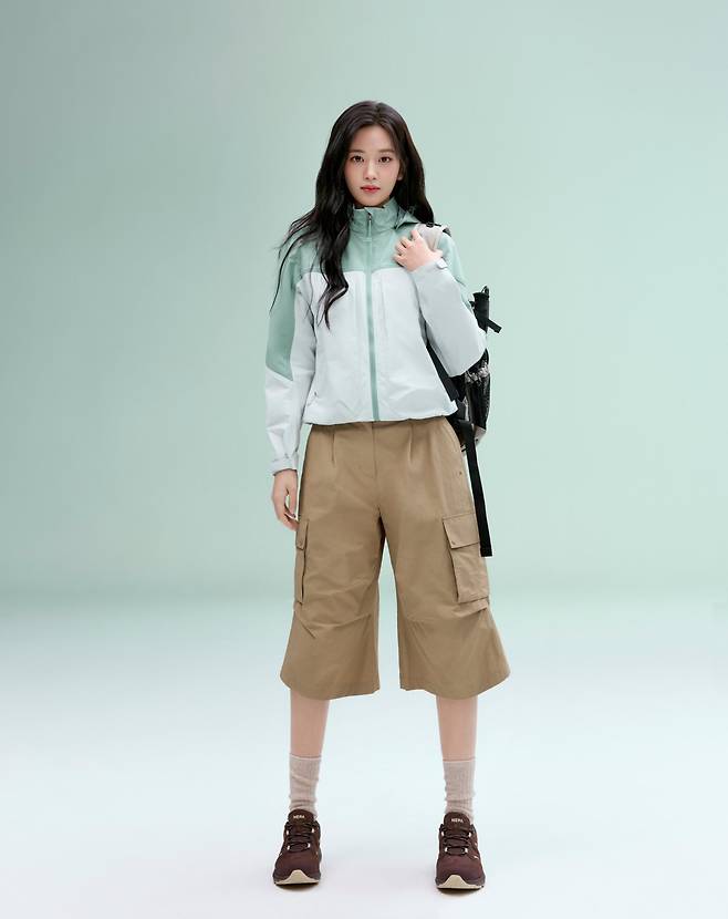 네파 모델 안유진이 26SS 마운틴 웨어를 선보이고 있다. 사진제공 | 네파