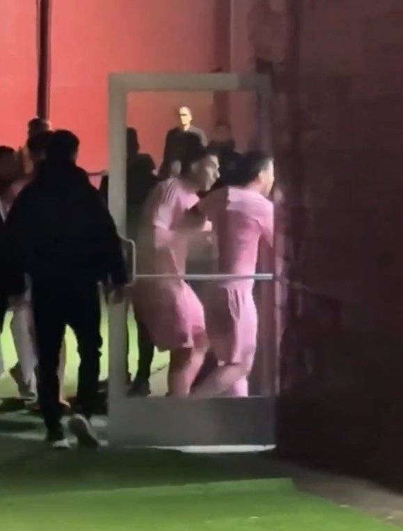 인터 마이애미 리오넬 메시가 22일(한국시간) LA 메모리얼 콜리세움서 열린 LAFC와 원정경기서 0-3으로 패한 뒤 라커룸으로 향하는 터널에서 심판진에게 항의하고 있다. 사진출처|X