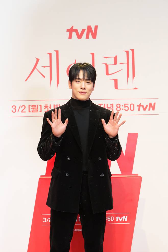 배우 김정현이 23일 온라인으로 진행된 tvN 새 월화드라마 ‘세이렌’ 제작발표회에서 포즈를 취하고 있다. tvN 제공
