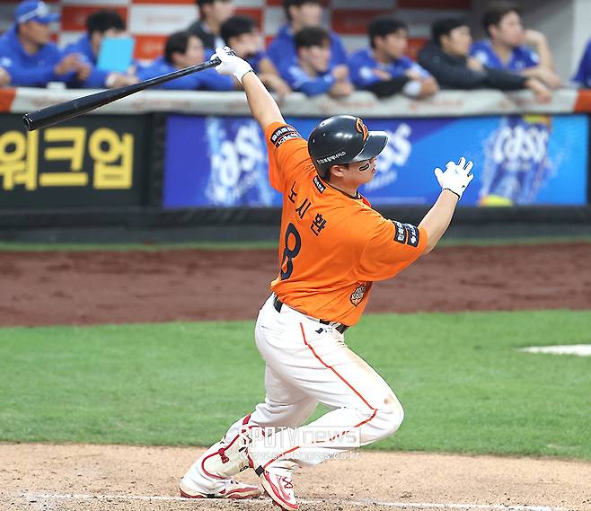 ▲ 307억 원이 어마어마한 금액이지만 이중에는 인센티브가 있고, 11년으로 나누면 연 평균 약 27억9000만 원 수준의 계약이다. 당장은 금액이 커 보여도 요즘 시세를 따지면 노시환 치고는 연간 금액이 비싼 편은 아니다. ⓒ곽혜미 기자