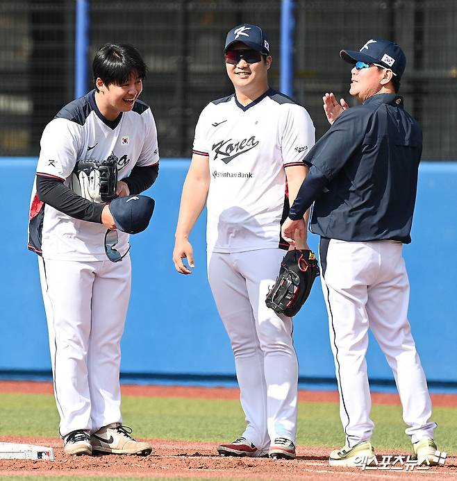 23일 일본 오키나와 카데나 구장에서 진행된 2026 월드베이스볼클래식(WBC) 대표팀의 2차 스프링캠프, 대표팀 노시환 문보경이 훈련을 하고 있다. 오키나와(일본), 고아라 기자