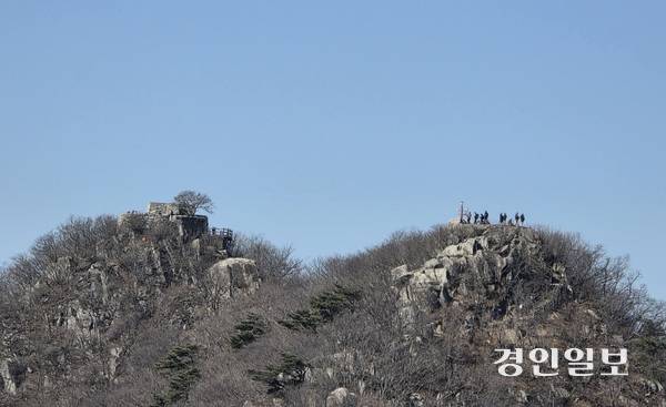 정수사 코스의 능선에서 바라본 마니산 정상. 낙타 등처럼 쌍봉을 이루고 있다. 오른쪽 봉우리에는 472.1m 높이가 새겨진 나무 말뚝이 서 있다. 왼쪽 봉우리가 참성단이다. 2026.2.16 /정진오기자 schild@kyeongin.com