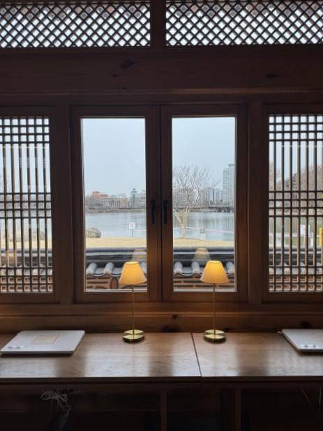 전주 덕진공원에 자리한 연화정 도서관은 고풍스런 건축물과 연꽃으로 가득찬 호수를 즐길 수 있는 도심 속 도서관이다. 호수뷰를 감상할 수 있는 창가.