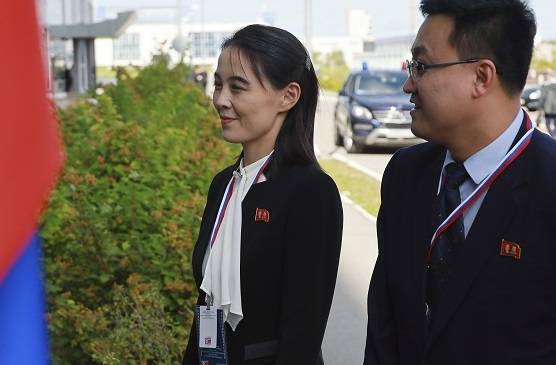 김정은 북한 국무위원장의 동생인 김여정 노동당 부부장이 지난 2023년 9월13일(현지시각) 김정은 위원장과 블라디미르 푸틴 러시아 대통령의 회담이 열리는 러시아 아무르주 보스토치니 우주기지에 도착하고 있다. 사진=AP/뉴시스