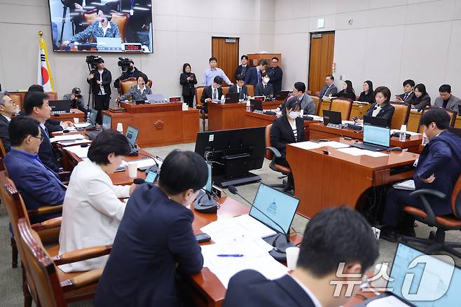 추미애 위원장이 23일 서울 여의도 국회에서 열린 법제사법위원회 전체회의에서 법안을 통과시키고 있다. 2026.2.23 ⓒ 뉴스1 신웅수 기자