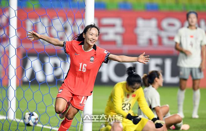 한국 여자축구대표팀의 장슬기가 지난해 7월9일 수원월드컵경기장에서 열린 ‘EAFF(동아시아축구연맹) E-1 풋볼 챔피언십 2025’ 중국과의 경기에서 동점골을 넣은 뒤 기뻐하고 있다. 박진업 기자 upandup@sportsseoul.com