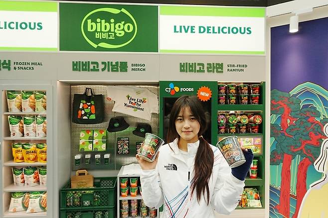 최가온이 14일(한국시간) 이탈리아 밀라노 코리아하우스에서 대한체육회 공식 기자회견을 한 뒤 CJ부스를 찾아 평소 즐기던 비비고 제품을 들고 포즈를 취하고 있다. 사진 | CJ그룹