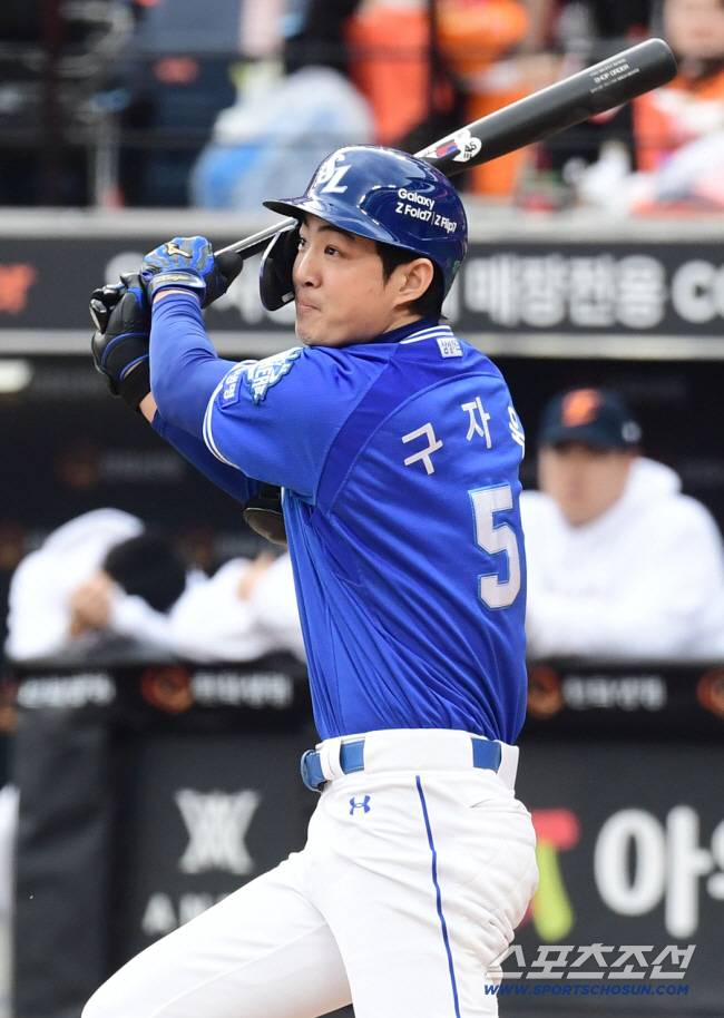 18일 대전 한화생명볼파크에서 열린 삼성과 한화의 PO 1차전. 3회초 1타점 적시타 날리고 있는 구자욱. 대전=송정헌 기자songs@sportschosun.com/2025.10.18/