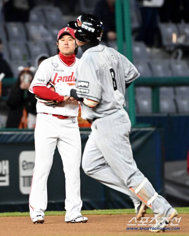 26일 인천SSG랜더스필드에서 열린 한화와 SSG의 경기, 8회초 1사 1루 한화 노시환이 2점홈런을 치고 베이스를 돌고 있다. 노시환을 바라보는 최정의 모습. 인천=허상욱 기자wook@sportschosun.com/2024.03.26/