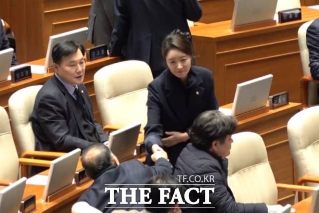 강선우 의원이 24일 오후 서울 여의도 국회에서 열린 본회의에서 자신에 대한 체포동의안에 대해 투표를 마치고 의원들과 인사를 나누고 있다. /국회=김민지 기자