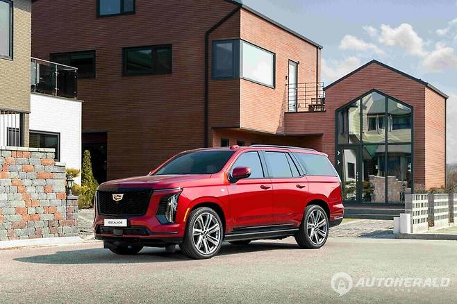 신차에는 'TMAP(티맵) 커넥티드 서비스', '교통 표지판 인식(Traffic Sign Recognition) 기능이 신규 탑재됐다.(캐딜락 제공)