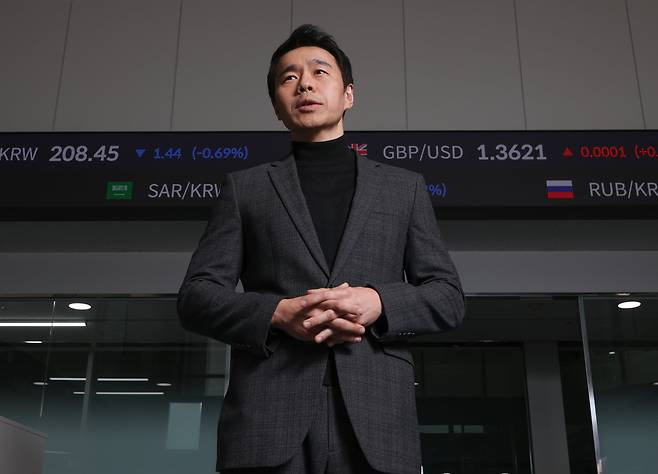 최진호 우리은행 이코노미스트가 최근 서울 중구 우리은행 본점 딜링룸에서 본지와 인터뷰를 하고 있다. /장경식 기자