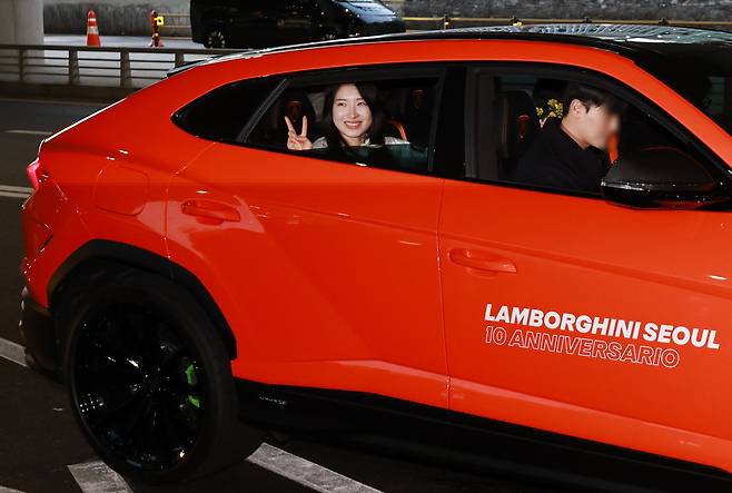 쇼트트랙 여자 1500m, 여자 3000m 계주 금메달로 2관왕을 차지한 김길리가 24일 인천국제공항을 통해 귀국해 람보르기니에 탑승하고 있다. 쇼트트랙 김길리의 별명은 '람보르길리'로 람보르기니의 슈퍼카처럼 빠른 스피드를 자랑하기 때문에 붙여진 별명이다. /뉴스1