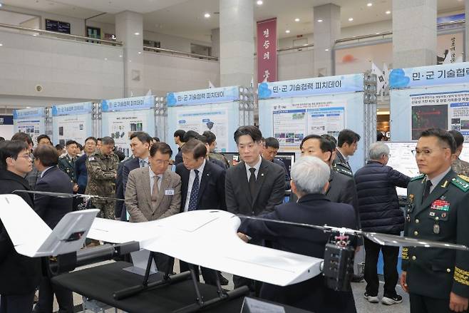 24일 대전 자운대 육군교육사령부에서 진행된 민군 기술협력 피치데이 행사 사진. 연합뉴스 제공