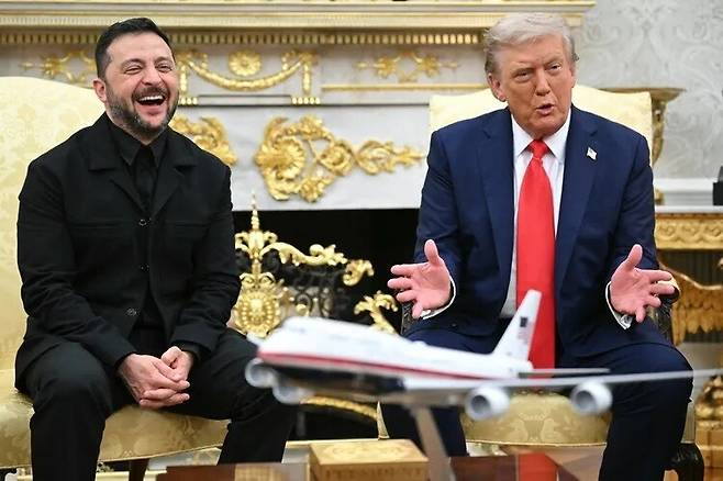 지난해 8월22일 미국 워싱턴에서 도널드 트럼프 대통령과 볼로디미르 젤렌스키 우크라이나 대통령의 회담 중 젤렌스키 대통령이 웃고 있다. AFP 연합뉴스