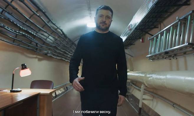 24일 볼로디미르 젤렌스키 우크라이나 대통령이 공개한 영상의 한 장면으로, 젤렌스키 대통령이 수도 키이우 도심에 있는 지하 벙커의 복도를 걸어가며 대국민 메시지를 전하고 있다. 우크라이나 대통령실 제공, 아에프페 연합뉴스