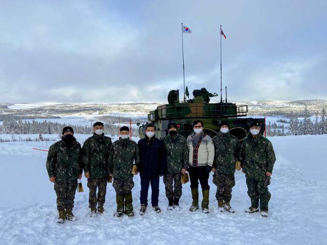 2022년 노르웨이 레나 기지에서 실시된 K2 전차 시험 평가를 참관하기 위해 방문한 서욱(왼쪽에서 4번째) 당시 국방장관과 전차 사격팀원들이 기념 사진을 찍었다. 오른쪽에서 3번째가 방위사업청장이었던 필자. 필자 제공