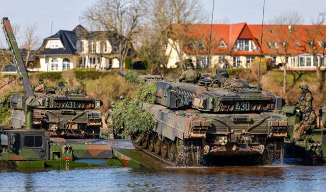2024년 3월 독일 클리츠에서 독일 레오파르트2 A7 전차들이 수상 도하훈련을 하고 있다. EPA 연합뉴스