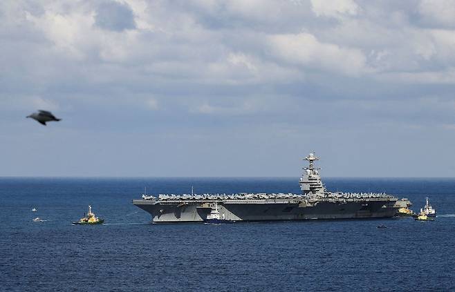 미 해군 항공모함 포드함이 23일(현지시간) 그리스 인근 해역을 통과하고 있다. 로이터=연합뉴스