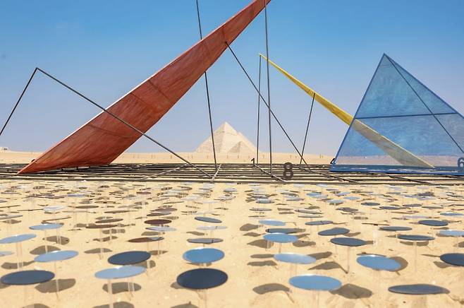 지난해 이집트에서 열린 국제미술제 '포에버 이즈 나우'에서 피라미드를 배경으로 박종규 작가의 작품 '영원의 코드'가 설치돼 있다. /이앤아트 제공