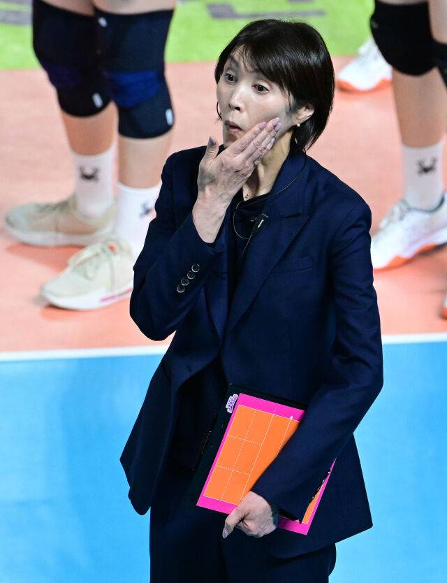 흥국생명 요시하라 토모코 감독이 더블 컨택을 주장하고 있다./ 한국배구연맹(KOVO)