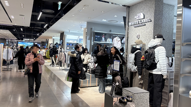 서울 중구 신세계백화점 본점 아웃도어 매장. 박연수 기자