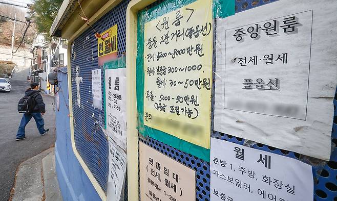 등골 휘는 방값 월세 상승세가 대학가에도 영향을 미치면서 개강을 앞둔 서울 주요 대학가의 원룸 임대료도 치솟고 있다. 24일 서울 동작구 중앙대학교 인근 게시판에 붙어 있는 원룸 임대 관련 게시물. 최상수 기자