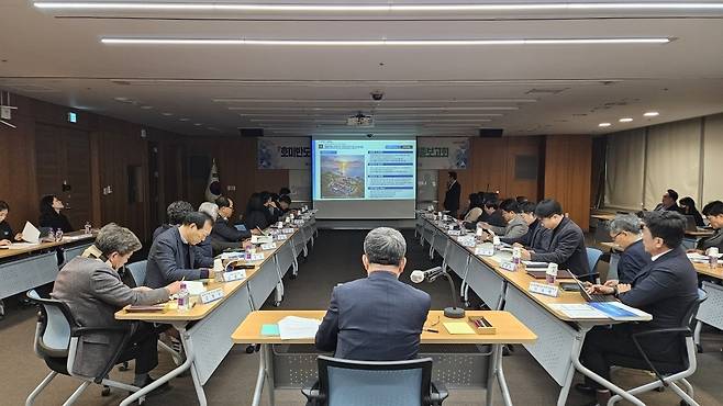 포항시는 24일 시청 소회의실에서 ‘호미반도 관광특화지구 계획수립 용역’ 최종보고회를 열어 호미반도를 2035년까지 글로벌 해양휴양 관광거점으로 조성하기 위한 중장기 발전전략을 마련하고 있다. 포항시 제공