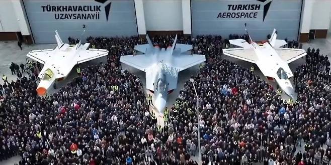 튀르키예 항공우주산업(TAI)이 공개한 칸의 시제기 3종. 영상 캡처