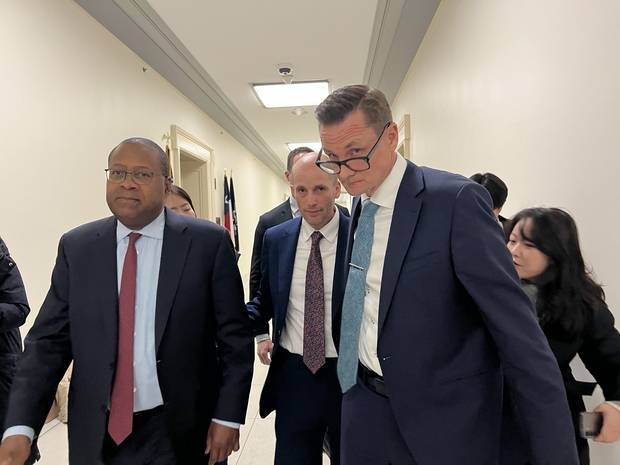 해롤드 로저스(가운데) 쿠팡 한국법인 임시대표가 23일(현지 시간) 미 워싱턴DC 연방의회에서 하원 법사위 증언을 위해 출석하고 있다. 이태규 특파원