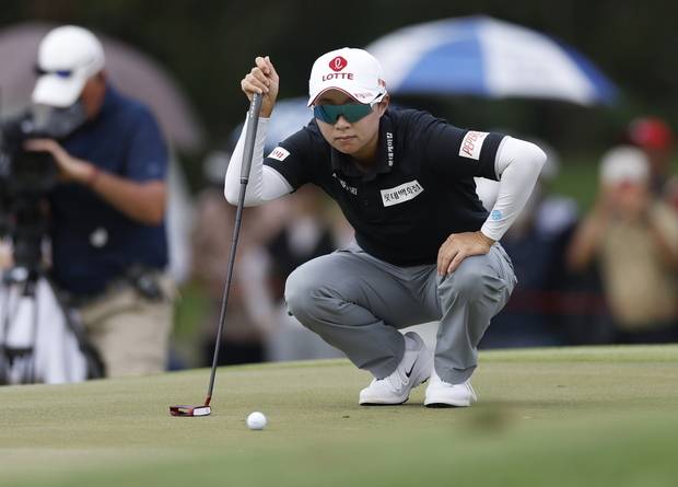 그린 경사를 읽고 있는 김효주. 사진 제공=EPA연합뉴스