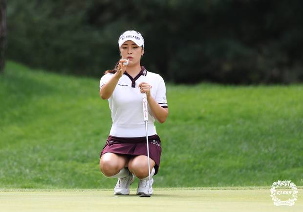 퍼팅을 준비하고 있는 윤이나. 사진 제공=KLPGA